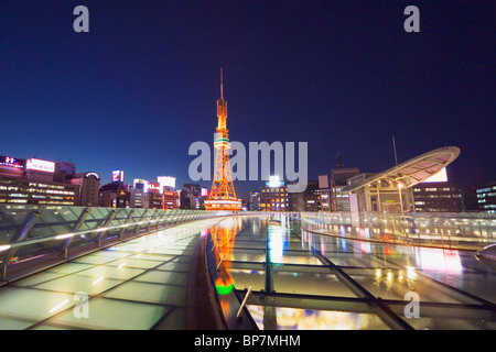 Nachtansicht des Nagoya TV Tower von Oase 21, Nagoya, Aichi Präfektur, Japan Stockfoto