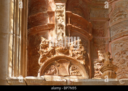 Terrakotta-Detail aus einem Grab, das von der Sonne zum Leben erweckt , Kirche St. Johns Stockfoto