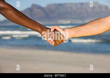 Handshake zwischen Kapitänen vor einem Strand Fußballspiel, Südafrika Stockfoto