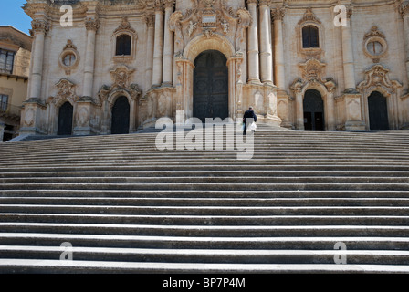 Die Stufen hinauf zur Kathedrale San Giorgio in Modica, Sizilien. Italien. Stockfoto