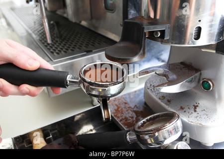 Mann mit Kaffeemaschine Kaffee frisch gemahlener Kaffee Stockfoto