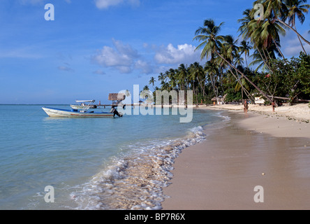 Boote entlang der Küste, gefesselt Pigeon Point Beach, Tobago, Trinidad und Tobago, Karibik, West Indies. Stockfoto