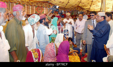 Pakistans Präsident Asif Ali Zardari Gespräche mit Hochwasser betroffenen Menschen während seiner Besuche in einem Relief-camp Stockfoto