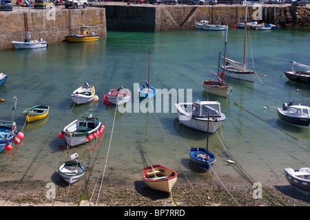 Angelboote/Fischerboote vertäut im Hafen von Mousehole. Bunten Fischen und kleine Sportboote vor Anker an den Strand Stockfoto