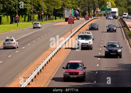 Fahrzeuge fahren auf einer viel befahrenen der Kingsway West Schnellstraße in städtischen Dundee, Großbritannien Stockfoto