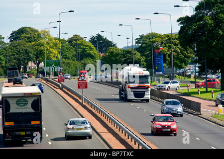 Fahrzeuge fahren auf der zweispurigen Kingsway West vorbei das Fachmarktzentrum in Dundee, Großbritannien Stockfoto