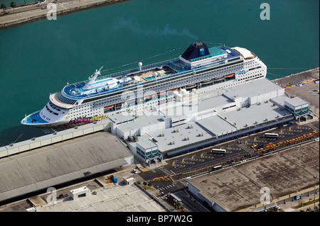 Luftaufnahme über Norwegian Cruise Lines NCL Norwegian Sky Schiff angedockt Port of Miami Florida Stockfoto