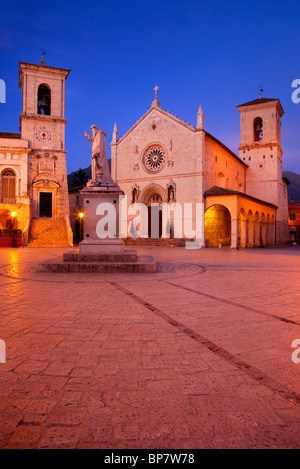 Dämmerung in der Piazza San Benedetto in Norcia in Umbrien Italien Stockfoto