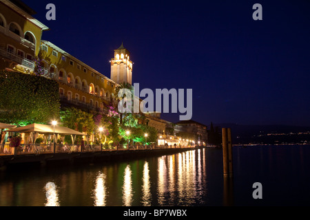 Hotels / Café-Restaurants in Gardone am Ufer des Gardasee, Italien in der Nacht Stockfoto