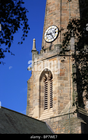 Detail des Turmes und der Uhr von der Pfarrkirche St. Mary und St Cuthbert in Chester, Co. Durham, England, UK. Stockfoto