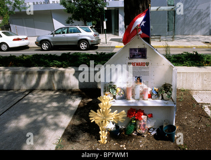 Die Bronx, New York City, USA. Gedenkstätte für Unfallopfer mit Schlag und Schlag. Blumen Kerzen und eine Puerto-ricanische Flagge zum Gedenken an die getötete Person. Stockfoto