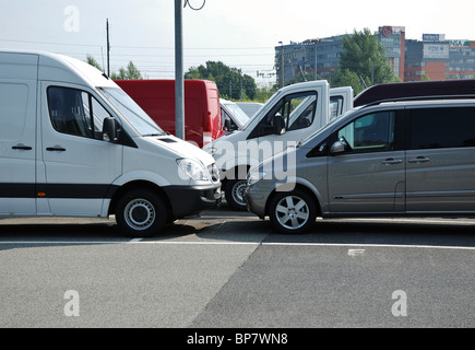 Mercedes-Benz Medium Nutzfahrzeuge (MCV) für den Verkauf auf Parkplatz - Gottlieb Daimler Straße 1 MB Autohaus in Warschau Stockfoto