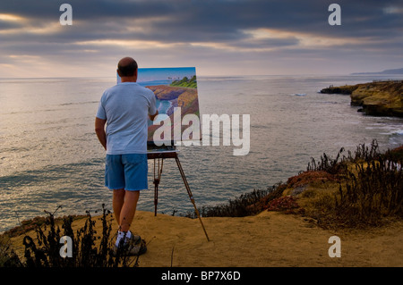 Künstlers Bill Jewell Plein Aire Malerei auf küstennahen Klippe mit Blick auf den Ozean bei Sunset Cliffs, San Diego, Kalifornien Stockfoto