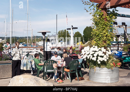 Familiengruppen genießen Essen unter freiem Himmel im Anthonys Beach Café Waterfront Restaurant an schönen Tag in Edmonds, Washington Stockfoto