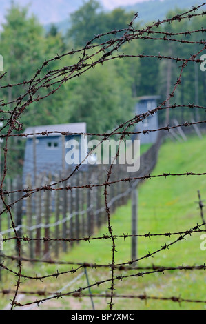 Barbwire Zaun und Wachtürme in Natzweiler-Struthof, nur WW2 Konzentrationslager von Nazis auf französischem Staatsgebiet, Elsass, Frankreich Stockfoto