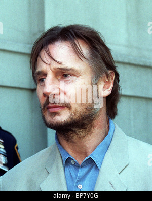 Der Schauspieler Liam Neeson vertreibt Eintrittskarten für die Offiziere für eine Charity-Screening von "Star Wars: Episode II-Angriff der Klonkrieger Stockfoto