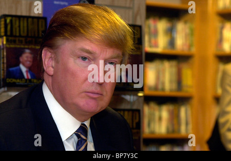 Frisch aus seiner erfolgreichen TV-Serie "The Apprentice" Donald Trump unterschreibt Exemplare seines neuen Buches "Trump: wie Get Rich" Stockfoto