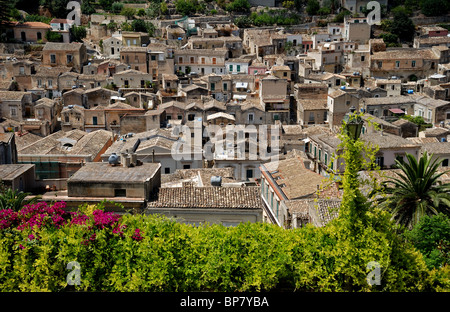 Blick auf Modica Alta von Kathedrale von San Giorgio in Modica, Sizilien. Italien. Stockfoto