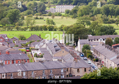 Häuser am Stadtrand von Clitheroe, Lancashire, UK, mit Blick auf Waddow Hall. Stockfoto