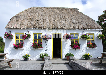 Strohdach-Café auf der Aran Insel Inishmór in der Nähe von Dun Aengus Stockfoto