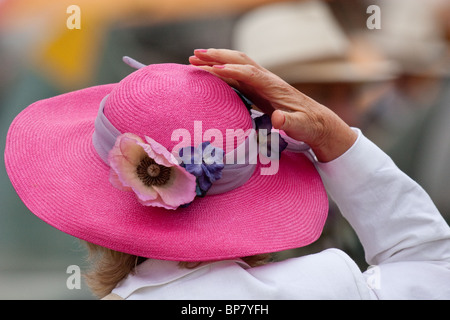 der 1950 / 60er Jahre Stil Frau Rosa Hut festhalten Stockfoto