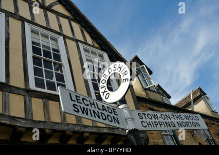 Straße Richtung anmelden das Oxfordshire Cotswold Stadt Burford, UK. Stockfoto