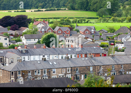 Häuser am Stadtrand von Clitheroe, Lancashire, UK, mit Blick auf die umliegende Landschaft. Stockfoto