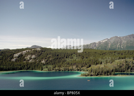 Emerald Lake, Yukon-Territorium, YT, Kanada - malerische Landschaft in der Nähe von Carcross entlang South Klondike Highway 2 Stockfoto