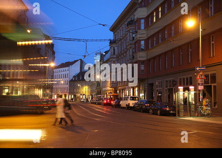 Eine Straßenbahn durch Scheunenviertel, Berlin, Deutschland Stockfoto