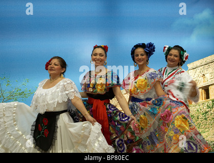 Eine Gruppe von Tänzern auf dem Stand von Mexiko auf der ITB Berlin, Deutschland Stockfoto