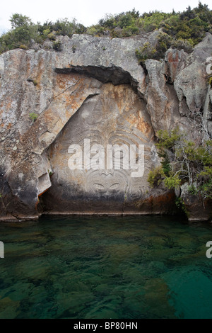 Eine moderne Maori Carving auf den Klippen der Mine Bay in Taupo, Neuseeland Stockfoto