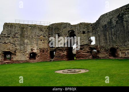 Die Ruinen der Twin Towers des Osten Gateways Rhuddlan Schloss, Nordwales Stockfoto