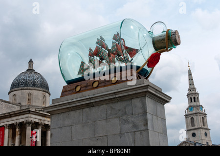 "Nelsons Schiff in der Flasche" von Yinka Shonibare am Trafalgar Square in London Stockfoto