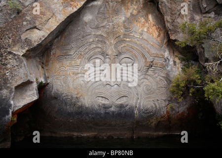 Eine moderne Maori Carving auf den Klippen der Mine Bay in Taupo, Neuseeland Stockfoto