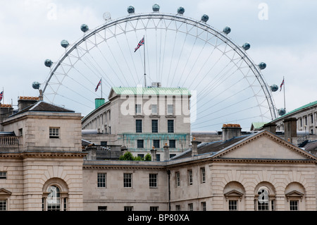 Das London Eye über Whitehall von St James' Park gesehen Stockfoto