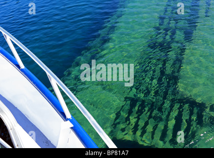 Ausflugsschiff auf das 19. Jahrhundert Schiffswrack Fathom fünf National Marine Park of Canada in Huron-See. Stockfoto