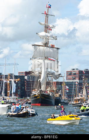 Clipper "Stad Amsterdam" betritt SAIL Amsterdam 2010 Stockfoto