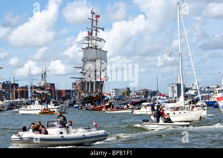 Clipper "Stad Amsterdam" betritt SAIL Amsterdam 2010 Stockfoto