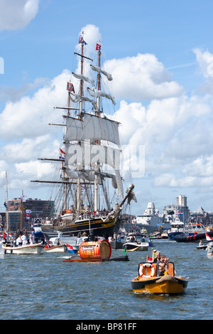 Clipper "Stad Amsterdam" betritt SAIL Amsterdam 2010 Stockfoto