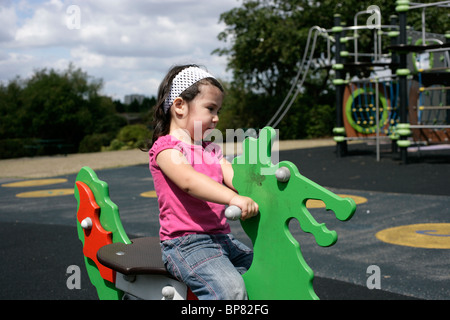 Zwei und eine Hälfte Jahr alt Kleinkind auf dem Spielplatz Stockfoto