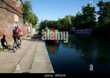 Radfahren entlang der Leinpfad des Regent es Canal in Kings Cross, London, UK Stockfoto