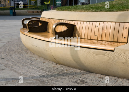 Eine moderne Bank im Tudor Platz, Sheffield, South Yorkshire, England. Stockfoto