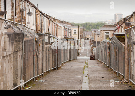 Verlassene Häuser in Burnley, Lancashire, UK mit Brettern. Stockfoto