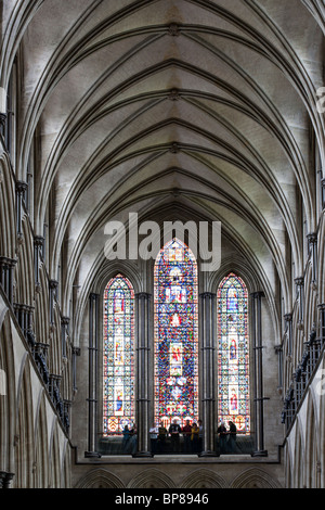 Spalten und hinten Glasmalerei in Salisbury. Die Decke und hinteren Fenster der Kathedrale von Salisbury. Stockfoto