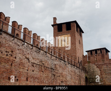 Castel Vecchio in Verona mit Zinnen gegen den bewölkten Himmel Stockfoto