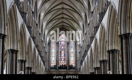 Spalten und hinten Glasmalerei in Salisbury. Eine hochauflösende detailliertes Bild von der Decke, Heckscheiben und tragende Säule Stockfoto