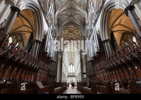 Asile von Salisbury Cathedral vom Altar, der Rücken breit. Der Priester-Blick auf den Dom, Blick zurück durch den Chor. Stockfoto