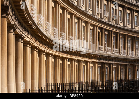 Kings Stadthäuser Zirkus. Die Kurve der vorderen Fassade einer kreisförmigen Sammlung von Bürgerhäusern im Bad. Stockfoto