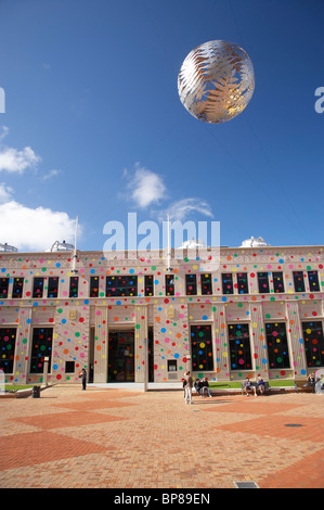 Polka Dots abdeckt, die Stadtgalerie und Farn Ball Skulptur, ivic Square, Wellington, Nordinsel, Neuseeland Stockfoto