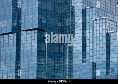 Gläserne Türme von London. Blaue reflektierende Glas und eine sich wiederholende Array von Windows Forms die Fassade des Gebäudes massive London Stockfoto